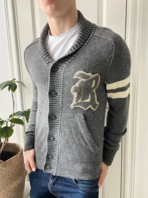 Replay unik cardigan  - Replay unik cardigan, Inga defekter! Modellen i bilderna är 180 cm 75 kg och bär Storlek M , Kom med frågor! 🌟 (Kan gå ned i pris vid köp av paket 😉)