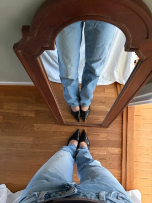 Weekday Arrow Jeans - Säljer ett par Weekday ”Arrow Low Straight” jeans med rak passform och låg midja. Storlek W24/L32.