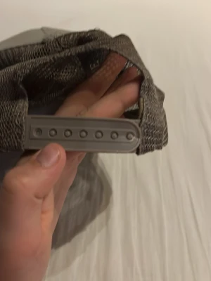 Vit Maggior keps - Vit Maggior keps met 2 hål i nätet och mycket synligt använd 