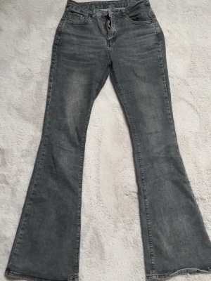 Gråa bootcut jeans med utsvängda ben - Säljer ett par gråa bootcut jeans pga att de inte används💞