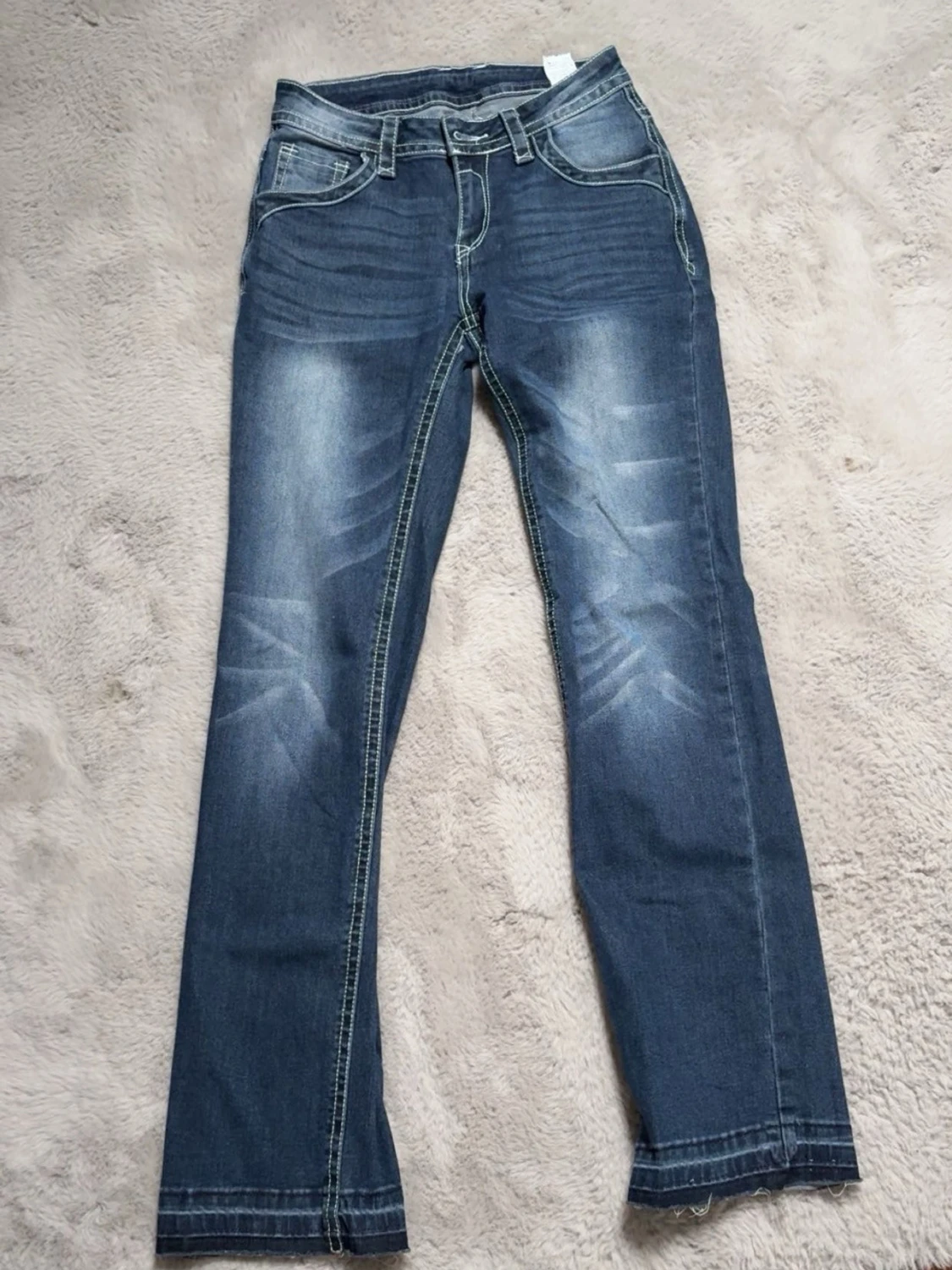 Blå jeans med tryck på bakficka - 1