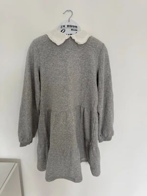 H&M - Grå klänning med vit krage - Grå klänning med vit krage