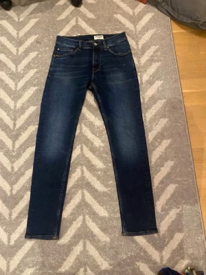 Mörkblå slim jeans tiger of sweden  - Säljer ett par mörkblå slim jeans från tiger of sweden, väldigt fina jeans med en bra passform 