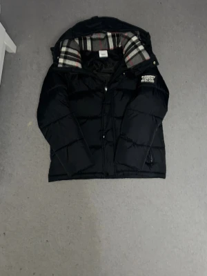 Burberry jacka - Lite använd burberry jacka i storlek S men passar Xs. 1 knapp är sönder (se sista bilden)