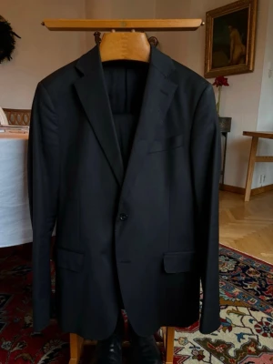 Oscar Jacobson kostym - Mycket bra skick. Perfekt kostym för alla typer av tillfällen. Storlek 50 (M/L) Nypris över 6000kr. Liten skada på sista bilden.