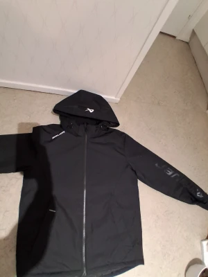 Svart vindjacka från Bauer - Helt ny Bauer jacka använd 1 gång kostar 1000kr ny, har ni funderingar skriv till mig.