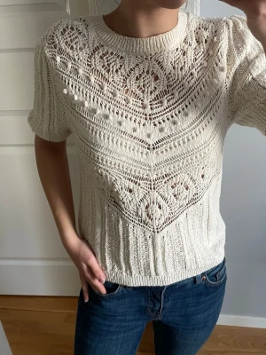 Vit stickad topp från Zara - Snygg stickad tröja från Zara i fint skick, stl S!