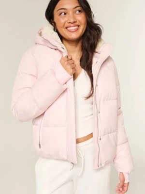 Rosa Hollister jacka - Säljer min jätte fina Hollister jacka! Säljer pågrund av att den är för liten och retursrätten fungerar inte. Aldrig använd! Lappen kvar. Original pris 1600