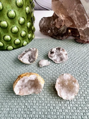 2 geoder från Marocko  - Små naturliga geoder med glittrande kristaller inuti.   Totalt 117 gram  De är 4.5 cm breda. 