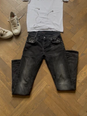 Nudie jeans svarta - Nudie jeans Grim Tim.   Storlek 29/32.    Fint skick 