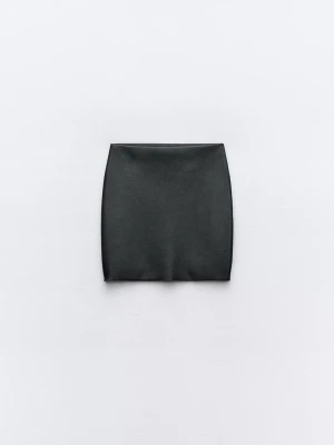 Svart minikjol från Zara - Säljer en svart, tight minikjol från Zara som ger en super fin figurnära look.