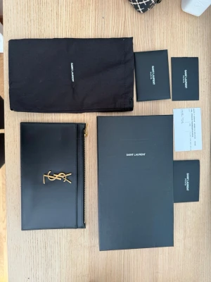 YSL väska - En superfin ysl clutch som köptes från vestiare och endast är använd en gång. Köptes för 4000kr 🩷