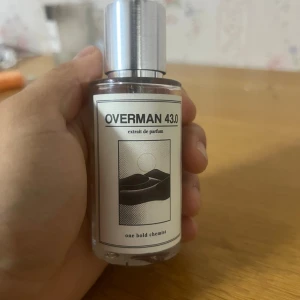 OVERMAN 43.0 parfym från one bold chemist - Säljer denna parfymen som är OVERMAN 43.0 Inspirerad av TF ombre leather och är extremt lik originalet. Skulle nog säga att jag knappt känner någon skillnad mellan originalet och denna och jag har ändå rätt många parfymer. Ca 40ml kvar utav 50