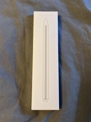 Vit Stylus Pen i originalförpackning - Säljer en vit Stylus Pen i originalförpackning med tillbehör. Den fungerar som ny. Man kan luta handen mot ipaden och den är även magnetisk. Laddas med USB-C. Perfekt till dig som ritar och antecknar mycket! 💕