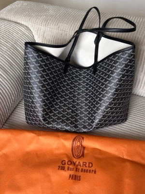 Väska mönstrad  - Säljer pga använder ej den så mycket så fint skick och äkta läder på remmar vilket inte ger slitage på samma sätt/släpper. Dustbag kommer med. Lite fläckar inuti men går säkerligen bort om man vågar tvätta den