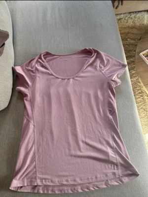 Rosa tränings-tshirt från Energetics - Säljer en rosa tränings-tshirt från energetics i storlek Small. T-shirten har rund halsringning, korta ärmar och är gjord i ett lätt och ventilerande funktionsmaterial som passar perfekt till träning.