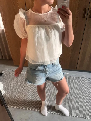 Vit Blus - Säljer en vit blus ifrån Cider som passar st Xs-S. Aldrig använd💗