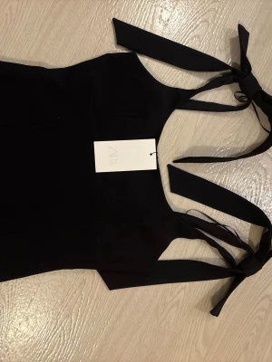 Fest topp Zara - Säljer denna jättefina toppen då den tyvärr  inte passade mig, passar perfekt till fest eller för att bara klä upp sig. Aldrig använd med lappen kvar. Strl xs men skulle mer säga att den är som en s. Skriv om ni har frågor!😊