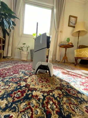 PlayStation 5 med DualSense-kontroll - Säljer en PlayStation 5 konsol från Sony i vit och svart design med tillhörande kontroll, har haft den i ungefär 2 är och den är i bra skick