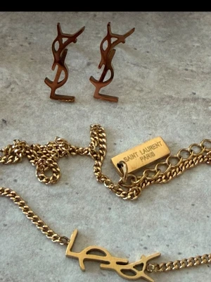 Örhänge + halsband  - Sett med örhänge & halsband. I guld, super fina aldrig använt 