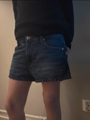 Mörkblå jeansshorts - Så snygga jeansshorts som tyvärr inte kommit till använda men så så snygga. 