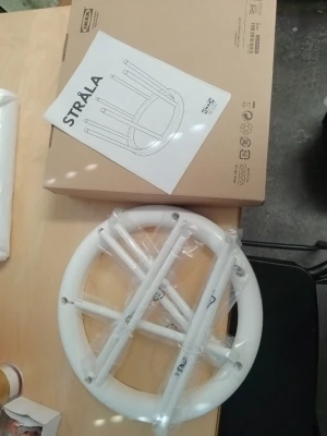 IKEA STRÅLA vit ljuskrona - Säljer en vit ljuskrona från IKEA, modell STRÅLA. Ljuskronan är rund och tillverkad i plast och metall. Perfekt som dekoration till hemmet, särskilt under vintern eller till jul. Monteringsanvisning och originalkartong medföljer.