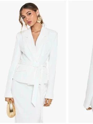 Vit kavaj med bälte och kjol - Stilren vit kavaj med matchande kjol. Kavajen har klassisk krage, knytbälte i midjan och långa ärmar. Perfekt för en chic och modern look. Passar till dig som gillar minimalistisk stil.