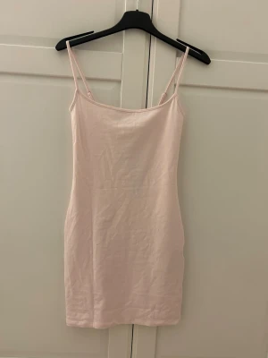 Klänning från Gina Tricot  - Helt ny, med prislapp kvar, inga defekter