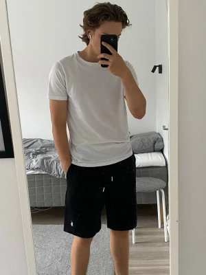 Svarta shorts från Polo Ralph Lauren - Säljer ett par svarta shorts från Polo Ralph Lauren. Klassisk logga broderad i vitt nedtill. Sköna och stilrena, perfekta för sommaren eller chill dagar. Storlek M, jag är 176 cm.