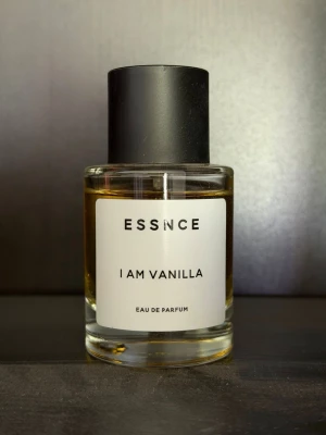 ESSNCE I Am Vanilla Eau de Parfum - En stilren parfymflaska från ESSNCE med doften I Am Vanilla. Perfekt för dig som älskar doften med varma, söta vaniljtoner! 💕