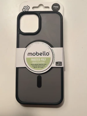 Mobello Frosted Poly mobilskal i svart - Snyggt mobilskal från Mobello till iPhone 14/13 med frostad baksida och svarta kanter. Skalet är MagSafe-kompatibelt och har metallknappar samt extra skydd mot stötar. Tillverkat i tålig plast med matt finish som ger ett stilrent och modernt intryck.
