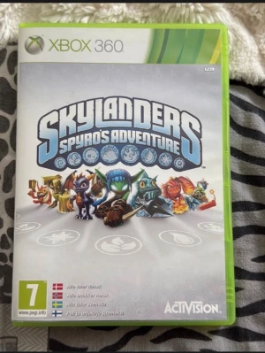 Skylanders Spyro's Adventure Xbox 360 - Skylanders Spyro's Adventure till Xbox 360 är ett actionäventyrsspel där du samlar och använder olika Skylanders-figurer. Omslaget är grönt och vitt med färgglada karaktärer på framsidan. Spelet är på skiva och har PEGI 7. Perfekt för dig som gillar fantasy och samlarspel. (säljer två uppsättningar då jag och min bror hade var sitt när vi var mindre) 