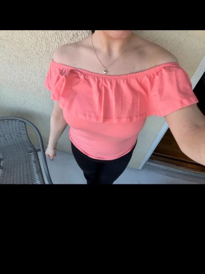Offshoulder topp - Tröja från Gina. Skönt material och otrolig färg! 