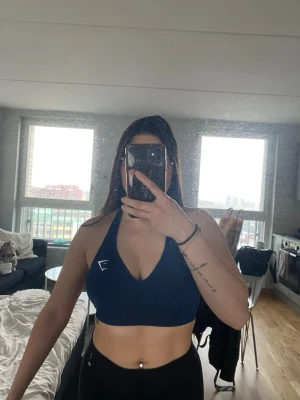 Sport-BH från Gymshark i strl S - Mörkblå gymshark sport-BH i strl. S. Från kollektionen ”Vital V” tror jag? Man kan ”ändra baksidan”, jag har gjort den som en halterneck med öppen rygg, men man kan även ha det så som på sista bilderna. Utgången ur sortimentet. Säljes pga att den ej kmr till användning längre, då jag har så mycket träningskläder. Kan fraktas eller mötas upp i Göteborg. Finns på fler sidor!