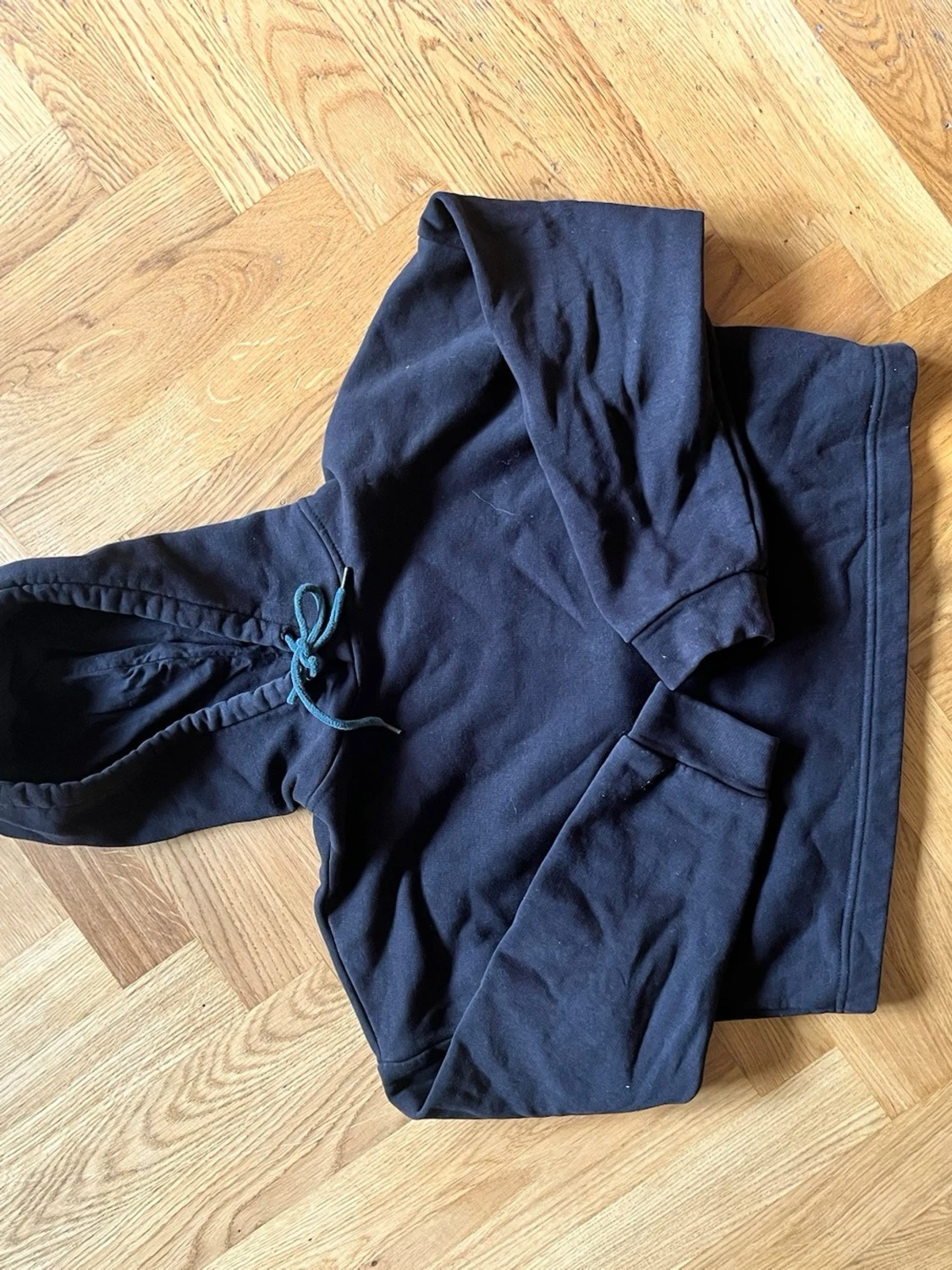 Svart cropped hoodie med huva - 1