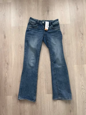 Gina tricot jeans  - BLÅ SCANDI LOW WAIST BOOTCUT från Gina tricot | Använda men bra skick | Storlek 170 | Tag medkommer |
