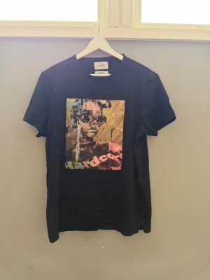 Svart-T-shirt  Limitato Marco Grassi - Svart T-shirt, från limitatio. Perfekt för en sommarkväll. Skriv vid minsta fundering 