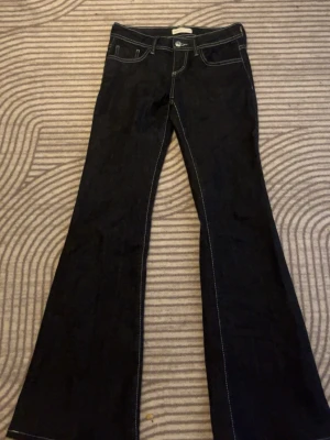 Ultra low flare jeans  - Supersnygga slutsålda jeans ifrån Gina Tricot. Har endast använt de 1 gång, men har däremot sytt upp dom några centimer. Minns inte exakt hur mycket, men de passar någon som är max 172cm kanske? ”Märket” där bak har även blivit förstörd i tvätten.   Postar mellan 1-3 dagar efter köp.   Hör gärna av dig om du har frågor eller vill ha fler bilder!