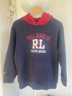 Ralph Lauren - Snygg Ralph lauren hoodie i mycket bra skick, måtten på tröjan är 62cm i längd och 52 i armlängd. 