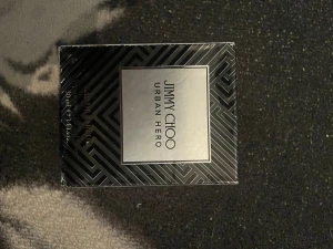 Jimmy Choo Urban Hero parfym 30ml - Säljer en Jimmy Choo Urban Hero parfym i 30ml förpackning. Kartongen är silverfärgad med ett geometriskt mönster och har en modern, stilren design. Perfekt för dig som gillar exklusiva och trendiga dofter.