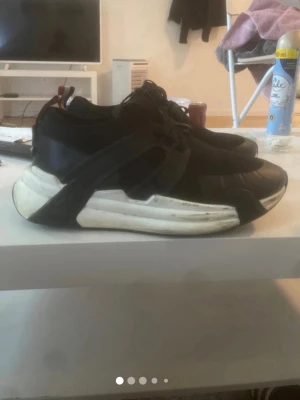 Svarta chunky sneakers moncler - Sköna sommar sneakers med design logan på backdelen. Funkar även på kvinnor och män 