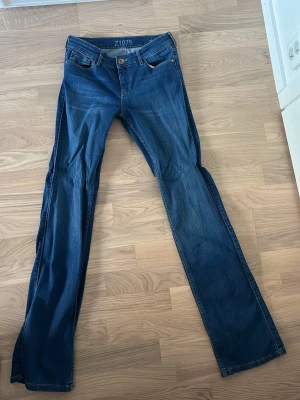 bootcut jeans från Zara - Snygga jeans från Zara i storlek 38 och i passformen mid rise bootcut❤️ passar perfekt till alla outfits
