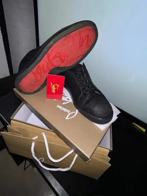 Svarta loubs  - Säljer ett par svarta sneakers från Christian Louboutin med röd sula. Jag har bara använt skorna 1 gång, köpte de till skolavslutninge och tänkte sälja direkt efter. De är riktigt snygga och sköna att gå i. Skorna är i jätte bra skick. Jag köpte skorna på vinted för 900 och säljer för 1200. Perfekta för dig som vill ha en lyxig och stilren stil. Pris går att diskutera så den passar både mig o dig. Det är bara att hojta till ifall ni funderar på något. För mer bilder är det bara att skriva. 