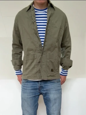 Olivgrön Overshirt - Olivgrön Overshirt i strl M men sitter som en S! Bra skick utan några defekter och hör gärna av er vid frågor elr funderingar!!