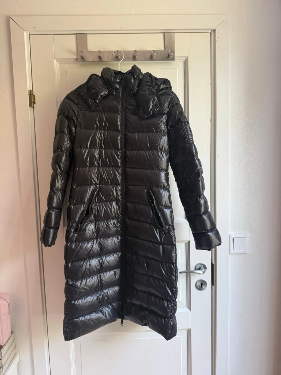 Svart lång dunjacka från Moncler - 4