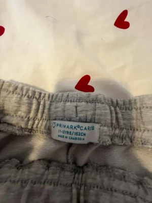 Grå mjuka shorts från Primark - Ett par ljusgrå mjuka shorts från Primark med elastisk midja. Perfekta för chill dagar eller träning. Tillverkade i ett bekvämt material som känns skönt mot huden. Enkel och stilren design utan mönster eller extra detaljer.