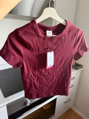Tshirt - Ny med lappar, tightare modell