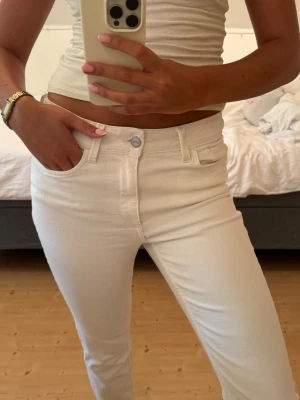 Vita jeans - Säljer ett par vita jeans med mellanhög midja. Perfekta att sy om till Capri byxor också🤗❤️