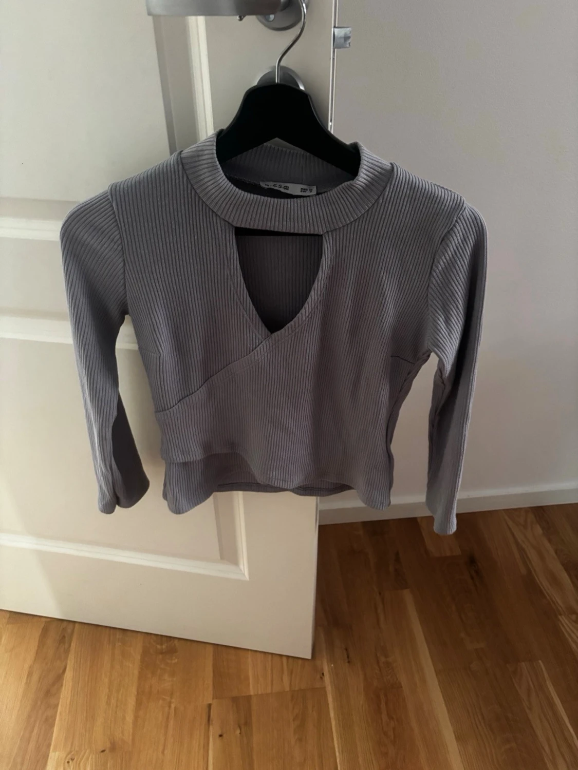 Grå ribbad långärmad topp från ES
