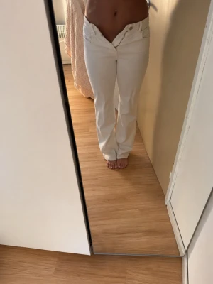 Vita raka jeans med mid rise  - Säljer ett par vita jeans med rak passform och medelhög midja. Jeansen har klassisk femficksdesign och är tillverkade i ett tjockare denimtyg. Perfekta för dig som vill ha en clean och stilren look. OBS jag tycker att dessa jeans skulle anses vara mindre i storlek! ❣️